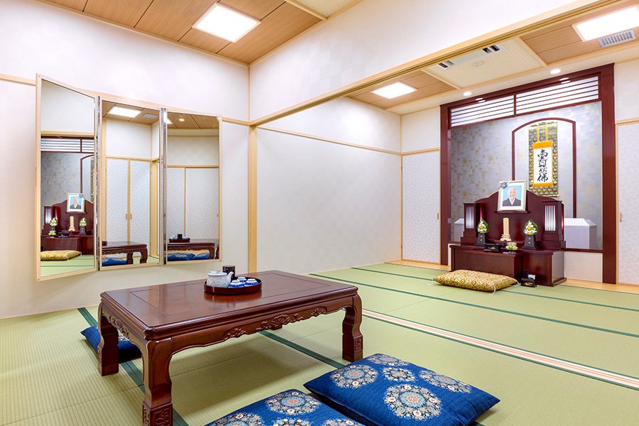 和室<br>この部屋は茶殻を利用した「さらり畳」を使用しています。畳自体が持つリラックス効果と相まって、心安らぐ空間を創り出しています。