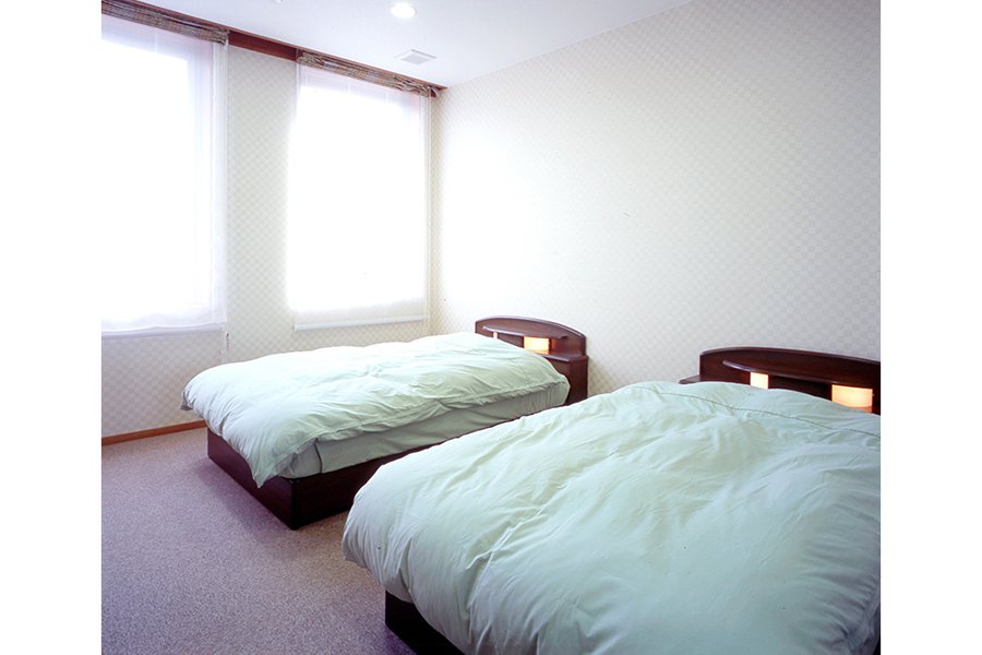 ご遺族仮眠室<br>親族室には、遠方からお越しのご親戚への配慮としてベットルームと寝具をご用意。
