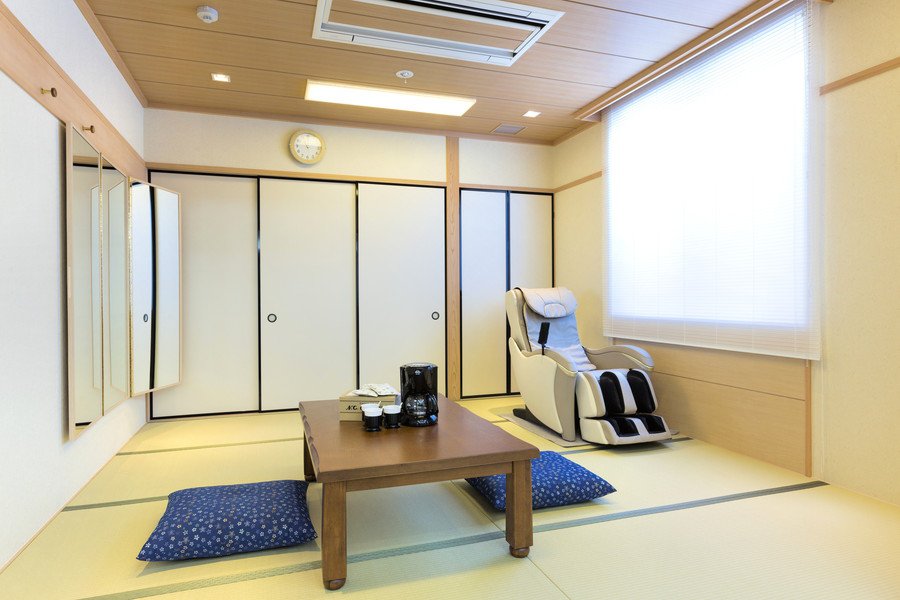 和室<br>この部屋は茶殻を利用した「さらり畳」を使用しています。畳自体が持つリラックス効果と、相まって心安らぐ空間を創り出しています。